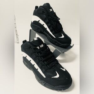 Brooks Women’s Black White Metallic Gold Shoe Size 6 New